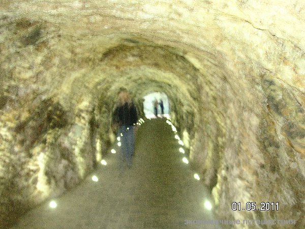 Тоннель к подземному озеру в провале