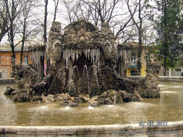Общий вид фонтана Гном