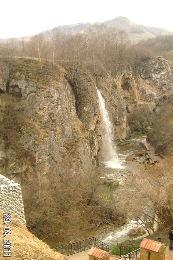 obshchiy-vid-glavnogo-medovogo-vodopada