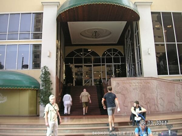 Вход в отель Nasa Vegas Hotel Bangkok