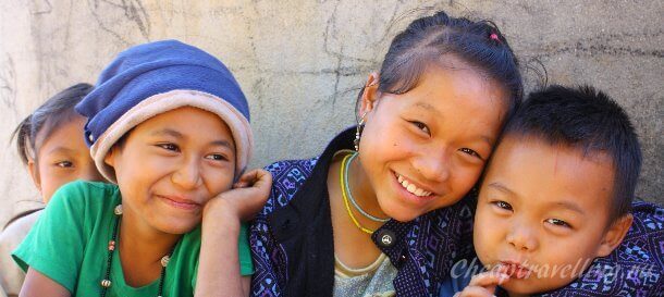 Тайские дети улыбаются