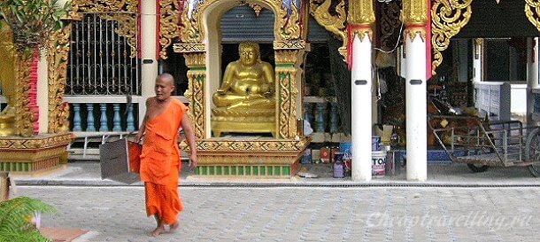 монах в храме Плай Лаем