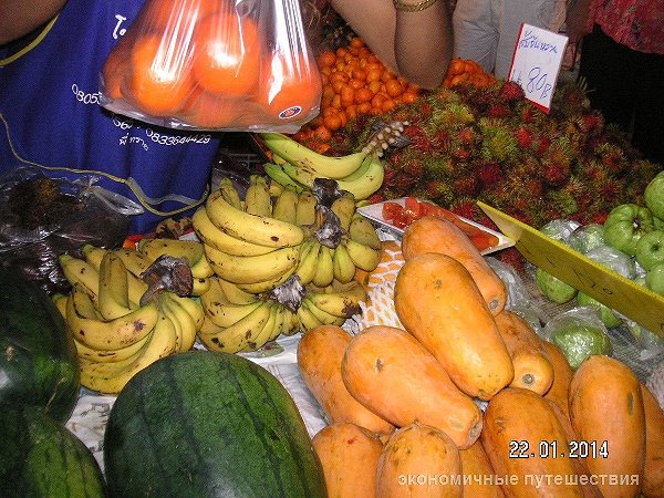 Арбузы и бананы на рынке в choeng-mon
