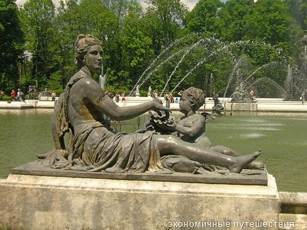 Скульптура женщины с ребёнком номер один