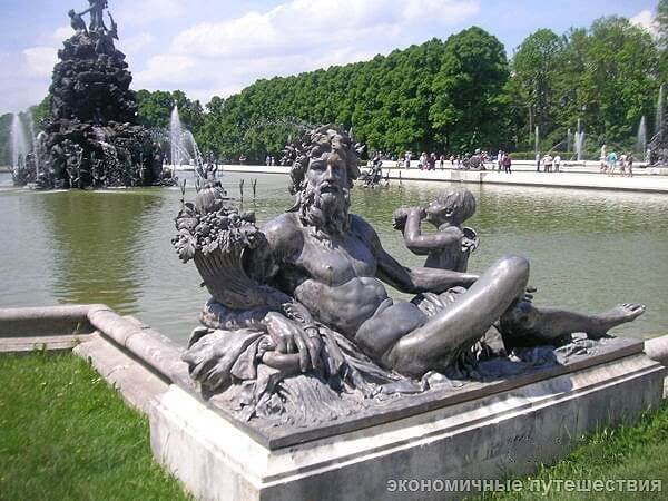 Скульптурная композиция у фонтана