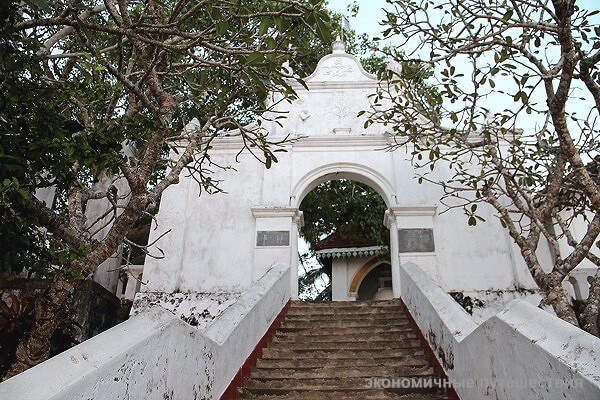 Лестница ведущая к Kothduwa Purana Raja Maha Viharaya