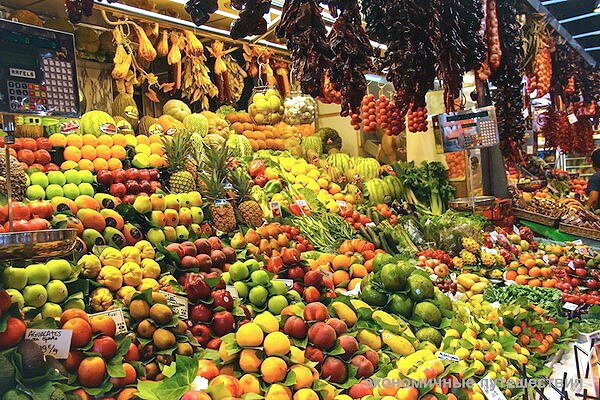 Прилавок с фруктами на базаре
