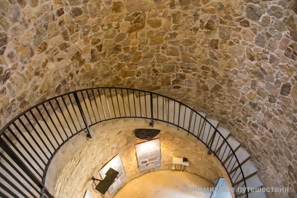 Общий вид лестницы в башню