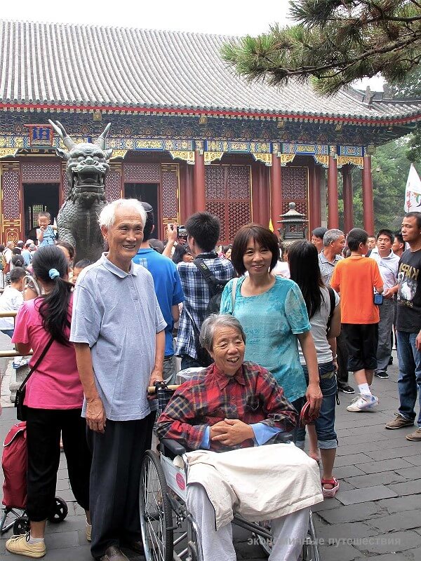 Пожилые китайцы в парке