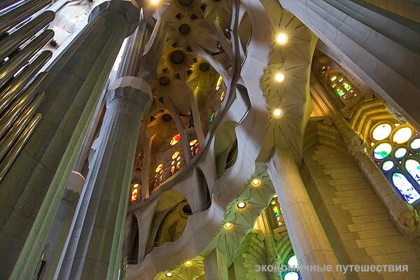 Внутренная архитектура Sagrada Família