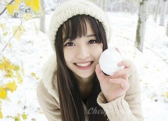 Молодая японка играет в снежки