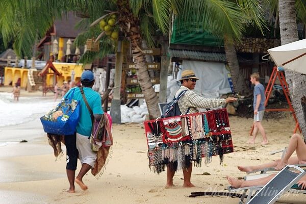 Торговцы на пляже Таиланда