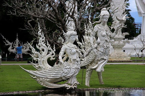 Скульптуры сказочных существ в храме Ват Ронг Кхун