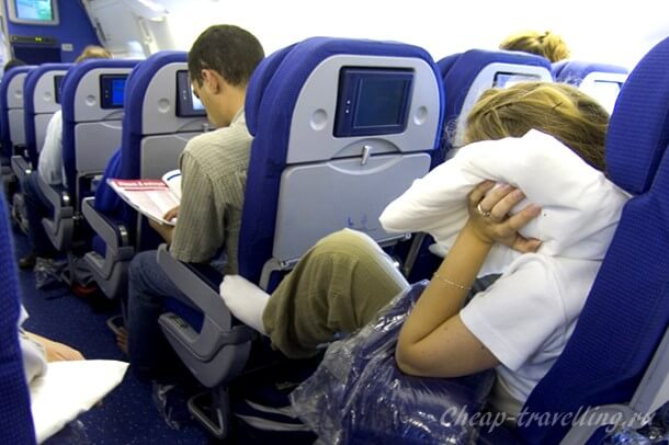 Сон в самолёте на подушке