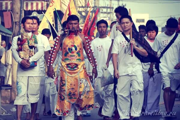 Воин ма сонг на фестивале на Пхукете в Тае